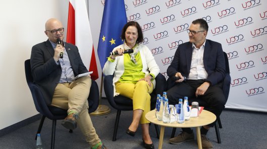 Zdjęcie przedstawiające uczestników IV panelu seminarium, siedzących na krzesłach, przy stoliku, od lewej: mgr inż. Tomasz Izydorczyk, członek Społecznego Zespołu Ekspertów przy prezesie UODO, mgr inż. Mariola Więckowska, członkini Społecznego Zespołu Ekspertów przy prezesie UODO, Tomasz Ochmiński, zastępca dyrektora Departamentu Nowych Technologii UODO, 