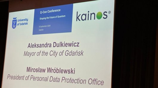 Zdjęcie przedstawiające planszę prelegentów konferencji poświęconej technologiom kwantowym - Mirosława Wróblewskiego i Aleksandry Dulkiewicz. 