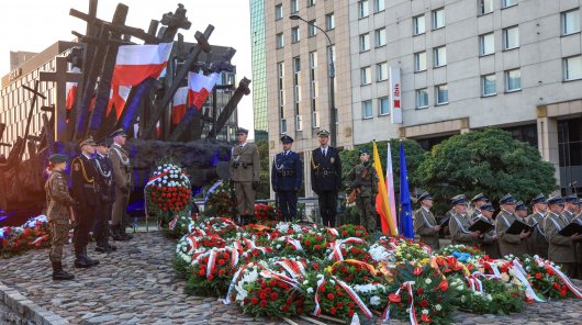 Zdjęcie przedstawiające wieńce złożone pod pomnikiem na skwerze Matki Sybiraczki.