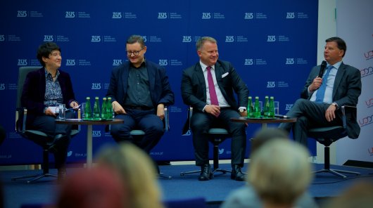 Zdjęcie przedstawiające prelegentów konferencji ZUS w trakcie dyskusji.