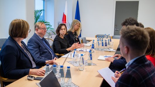 Zdjęcie przedstawiające prezesa UODO, wśród współpracowników, z przedstawicielami Polskiej Izby Ubezpieczeń. 